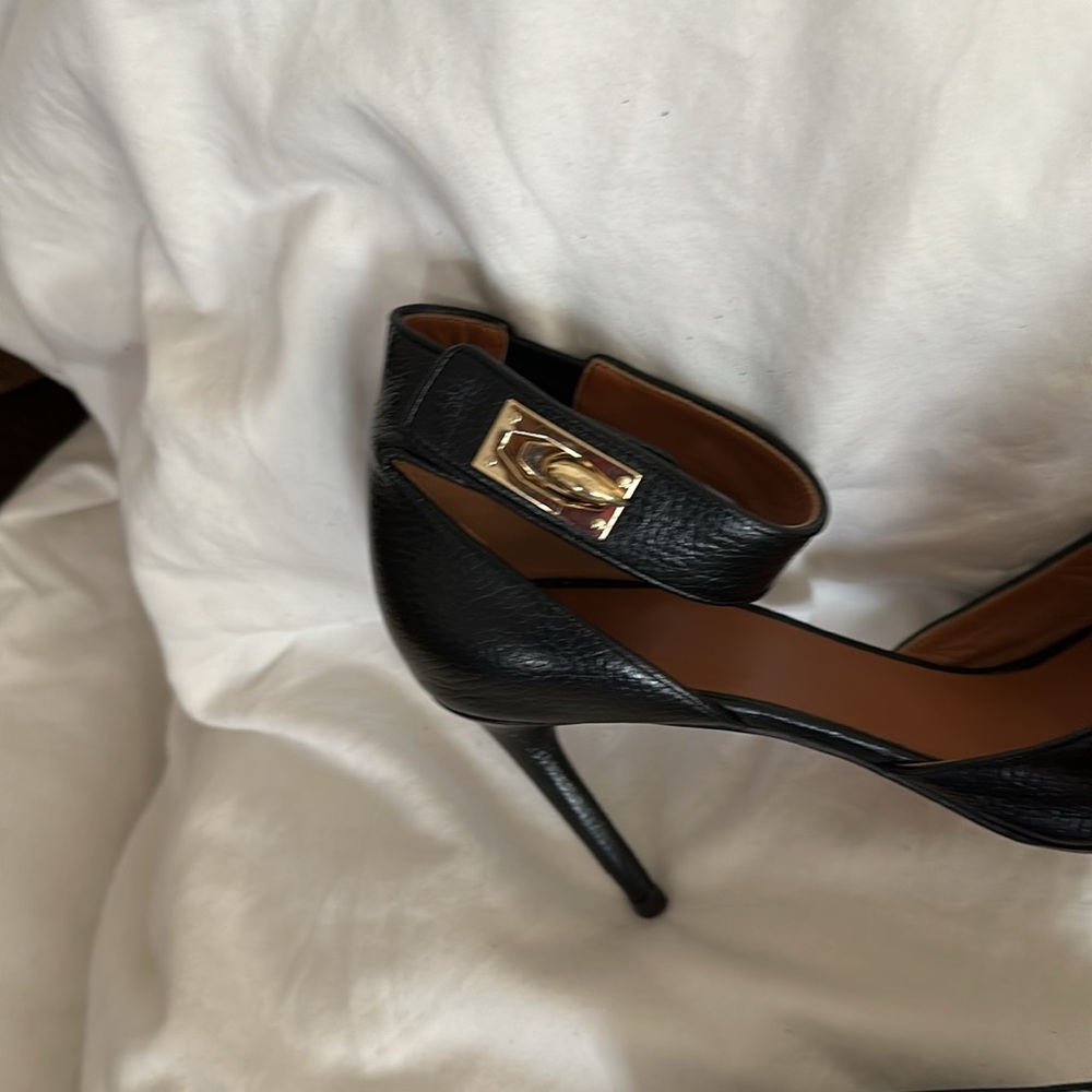 Shoes - Picture 3 of 9